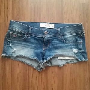 Hollister 5 w 27 NWOT! Distressed denim shorts s